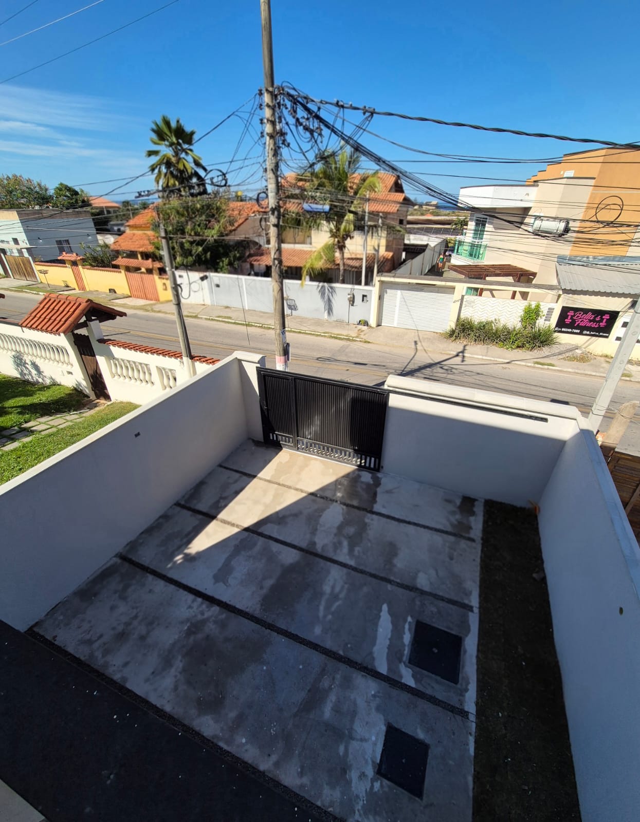 Garagem coberta com portão social e portão automático